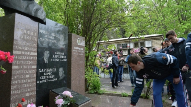 Сборная России по хоккею посетила могилу Харламова перед стартом ЧМ-2014