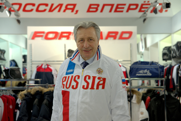 10 декабря к нам в магазин заходил заслуженный мастер спорта СССР, хоккеист
Александр Сергеевич Якушев