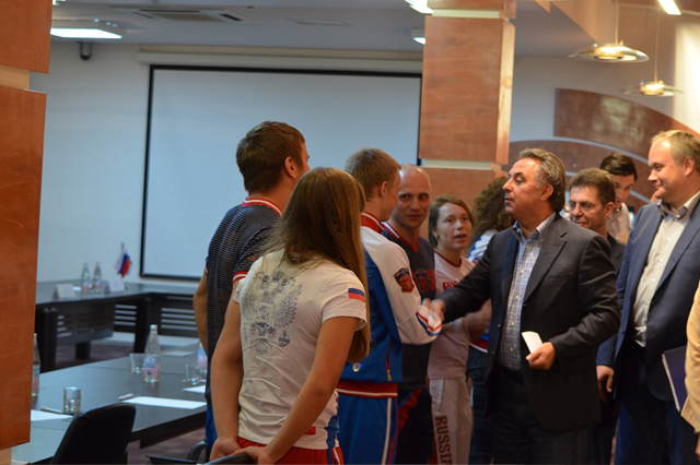 Министр спорта России Виталий Мутко встретился с национальной командой по могулу в олимпийской столице