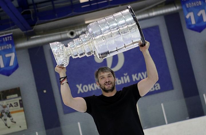 Александр Овечкин привез кубок Стэнли в Россию Александр Овечкин привез кубок Стэнли в Россию