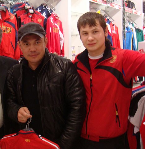 24.12.2010 Абсолютный чемпион мира и легендарная личность современности, Костя Дзю в минувшую среду посетил магазин FORWARD. 24.12.2010 Абсолютный чемпион мира и легендарная личность современности, Костя Дзю в минувшую среду посетил магазин FORWARD.