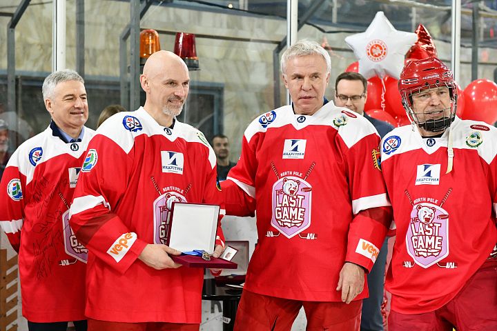 Олимпийские чемпионы и чемпионы мира сыграли с карельскими любителями хоккея в Кондопоге Олимпийские чемпионы и чемпионы мира сыграли с карельскими любителями хоккея в Кондопоге
