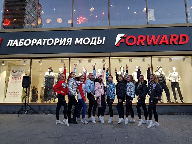 Яркое шоу у магазина FWDlab Яркое шоу у магазина FWDlab