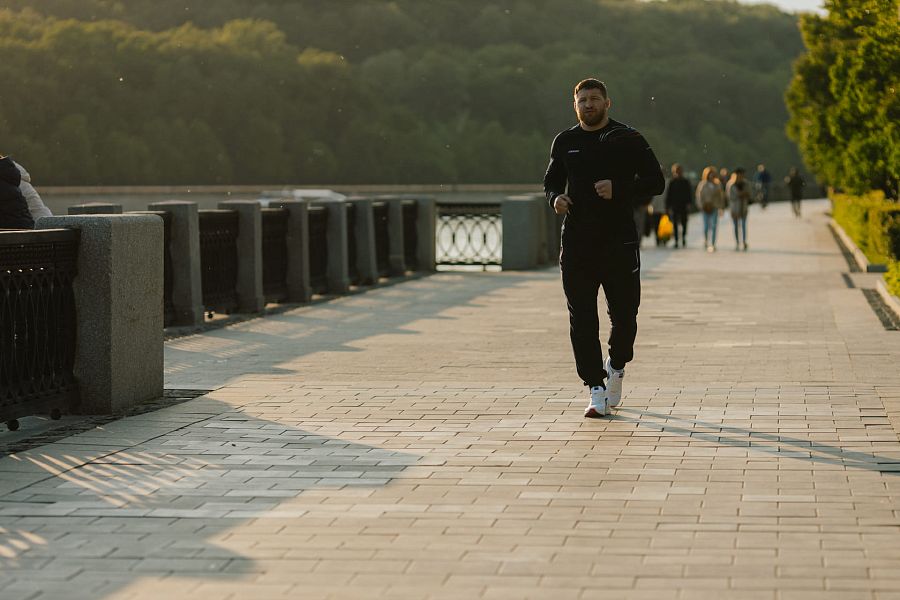 Как одеться для утренней пробежки весной: советы для новичков
