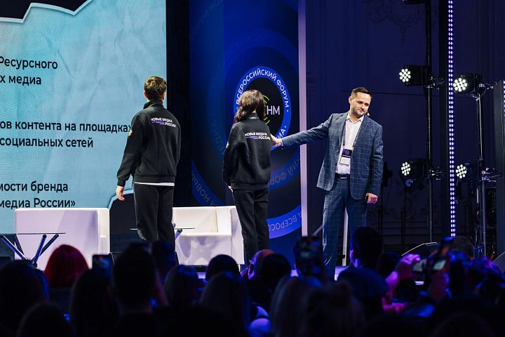 FORWARD разработал мерч для популярных российских блогеров FORWARD разработал мерч для популярных российских блогеров