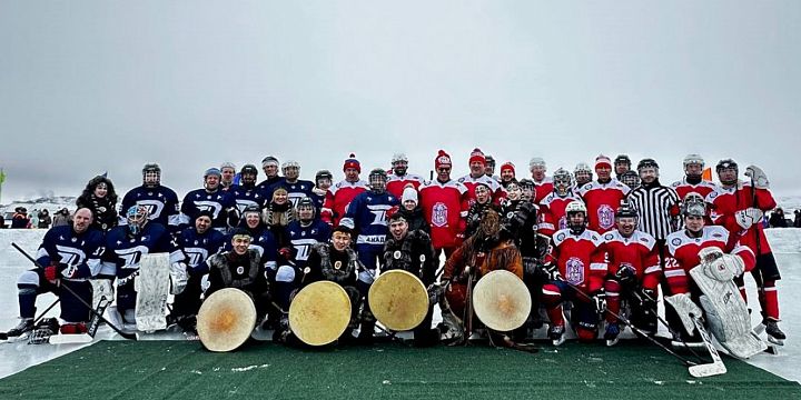Легенды хоккея провели матч на льду Анадырского лимана
