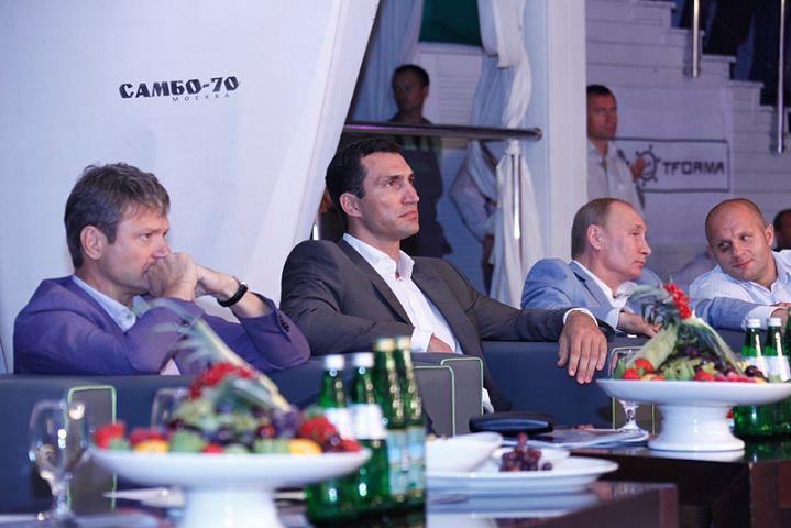 08.08.2011 Председатель Правительства России В.В.Путин и лицо компании FORWARD многократный чемпион мира по смешанным единоборствам, Федор Емельяненко на турнире в Сочи. 08.08.2011 Председатель Правительства России В.В.Путин и лицо компании FORWARD многократный чемпион мира по смешанным единоборствам, Федор Емельяненко на турнире в Сочи.